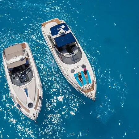 Daily Cruises Private Yachts 船屋 *