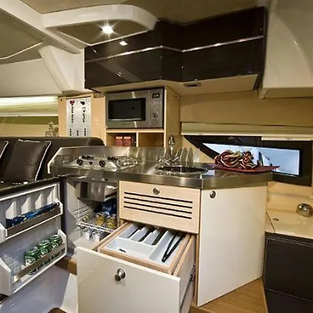 Daily Cruises Private Yachts 船屋 *